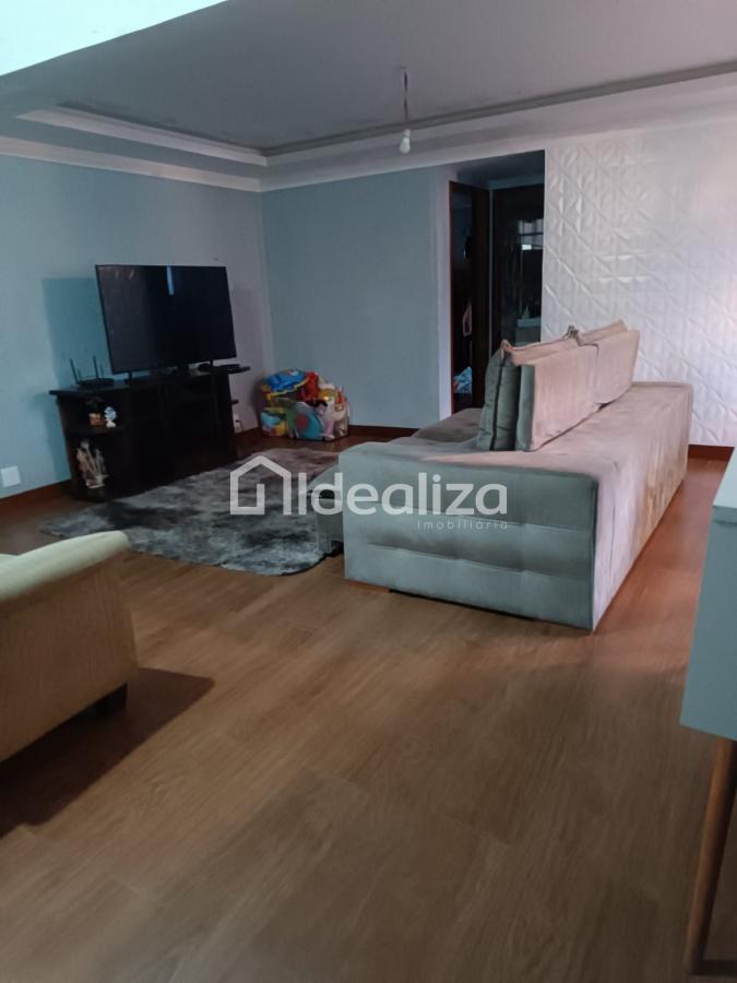 Casa à venda com 3 quartos, 219m² - Foto 2